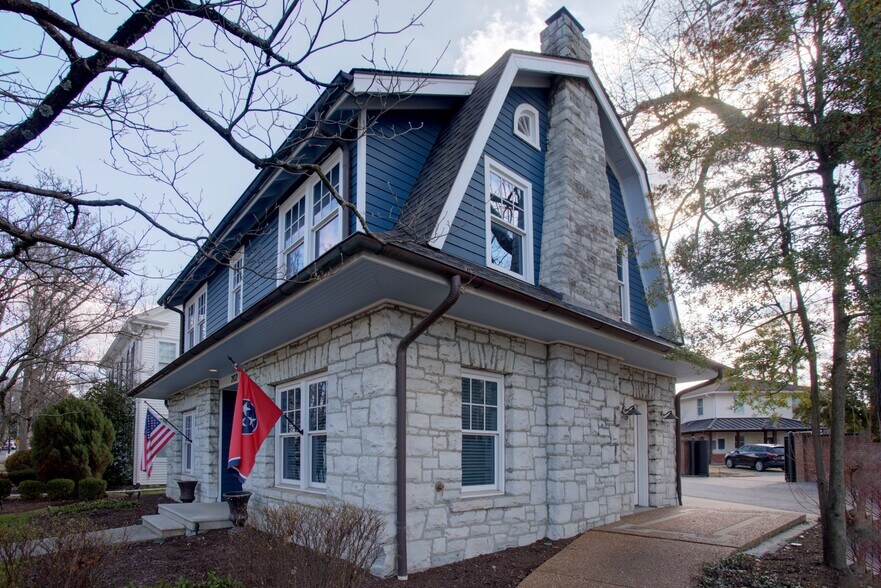 202 5th Ave S, Franklin, TN à louer - Photo du bâtiment - Image 2 de 8