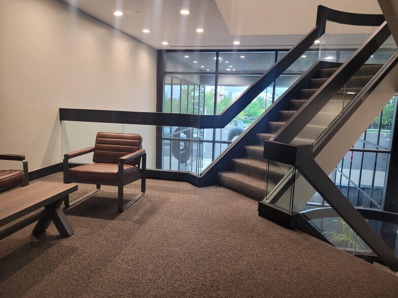 100 W Old Wilson Bridge Rd, Worthington, OH à louer - Photo du bâtiment - Image 2 de 10