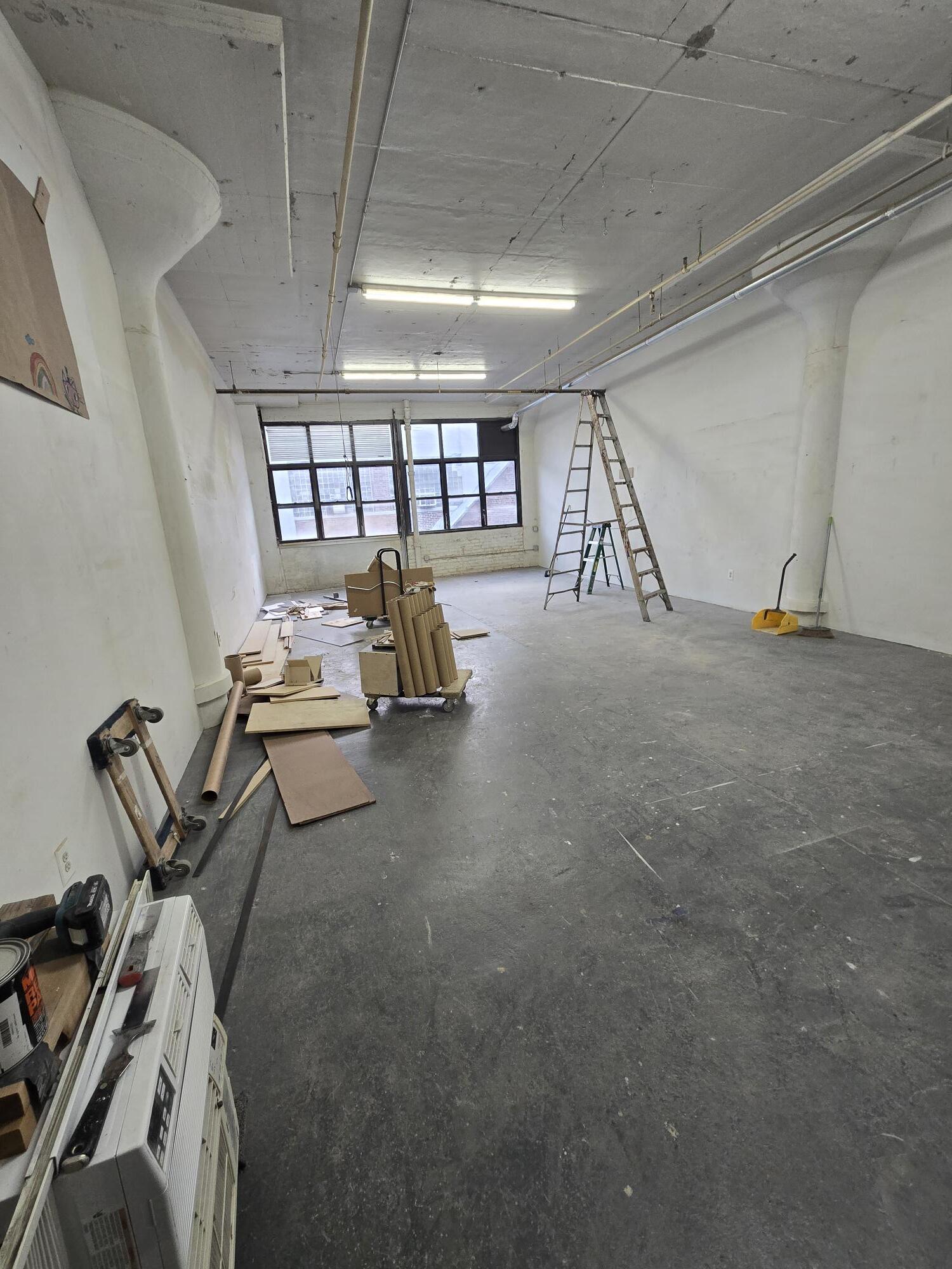 52-07 Flushing Ave, Maspeth, NY à louer Photo intérieure- Image 1 de 2