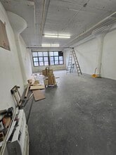 52-07 Flushing Ave, Maspeth, NY à louer Photo intérieure- Image 1 de 2