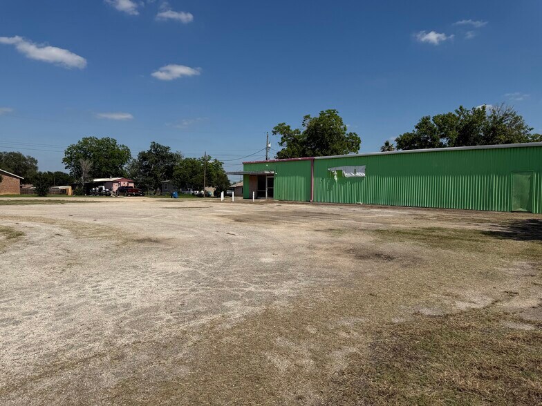 201 W 2nd Ave, Nixon, TX à vendre - Photo du bâtiment - Image 3 de 14