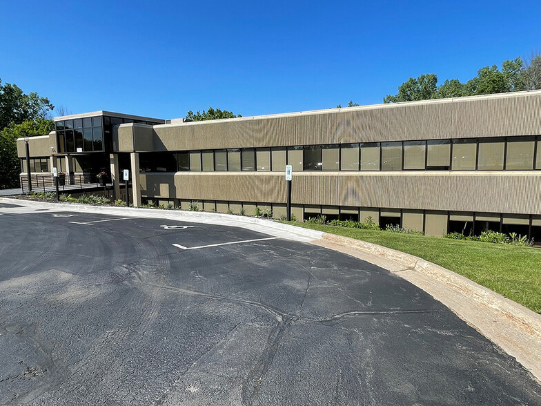 1150 Springhurst Dr, Green Bay, WI for lease - Building Photo - Image 1 of 78