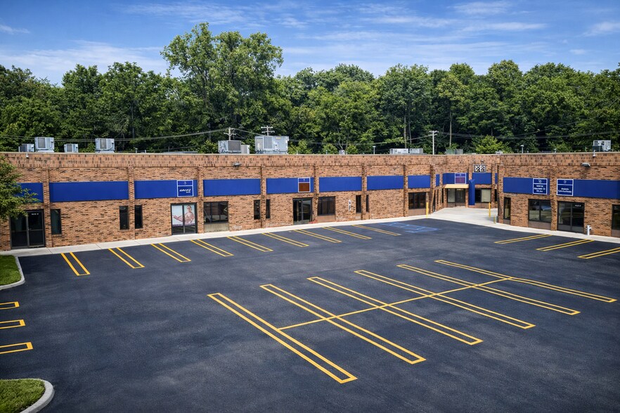 21421 Hilltop St, Southfield, MI à louer - Photo du bâtiment - Image 3 de 4