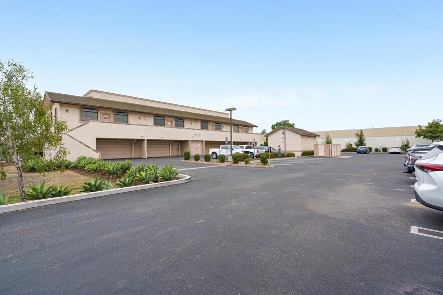 2370 Skyway Dr, Santa Maria, CA à vendre - Photo du bâtiment - Image 2 de 8