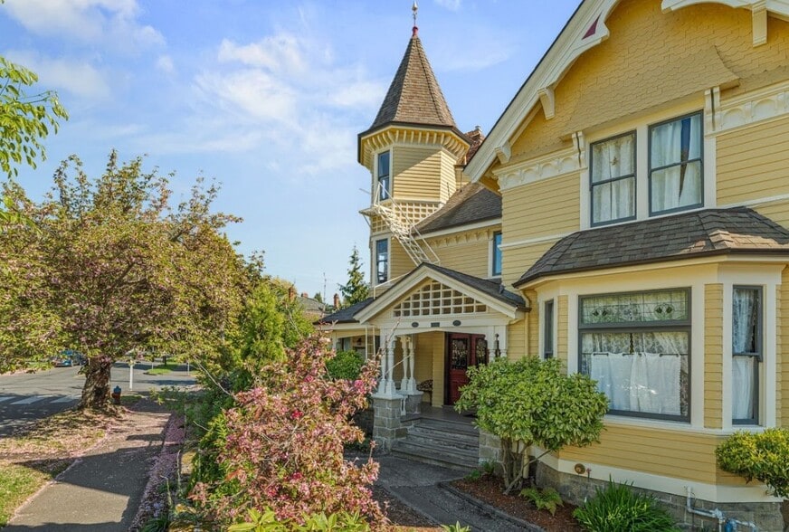 1171 Rockland Av, Victoria, BC à vendre - Photo du bâtiment - Image 2 de 9