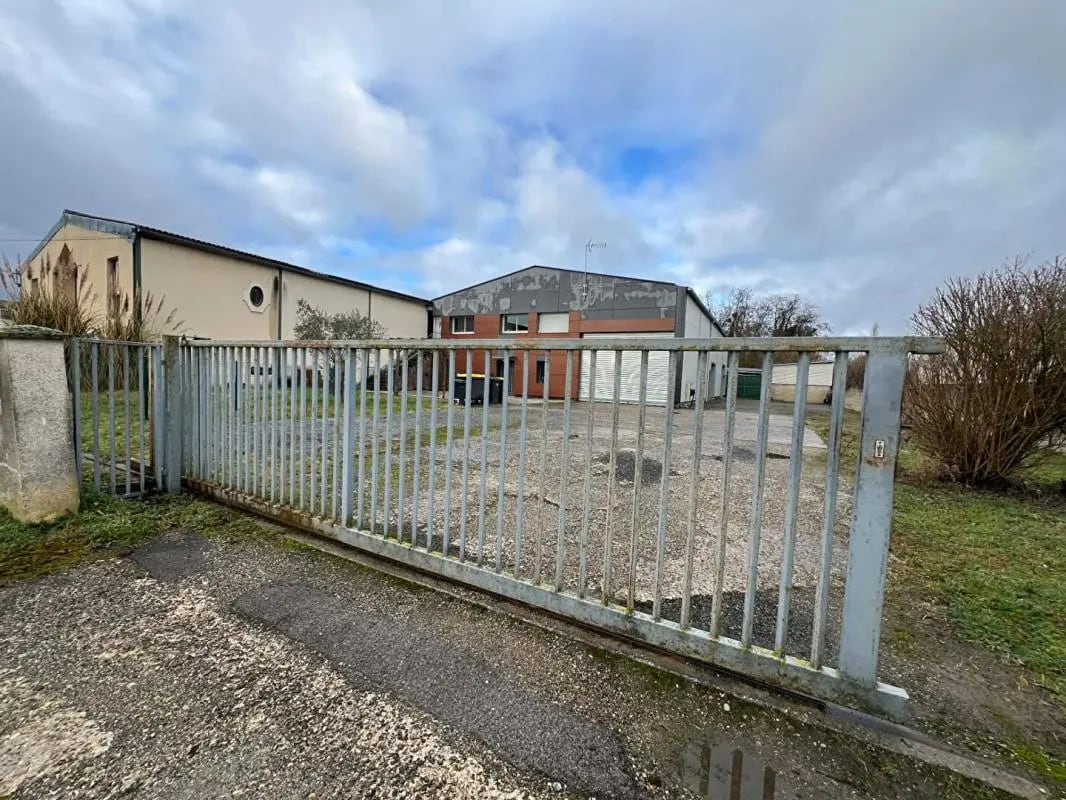 Flex in Verberie for lease Building Photo- Image 1 of 7