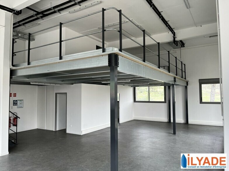Office in Gardanne for lease - Interior Photo - Image 2 of 6