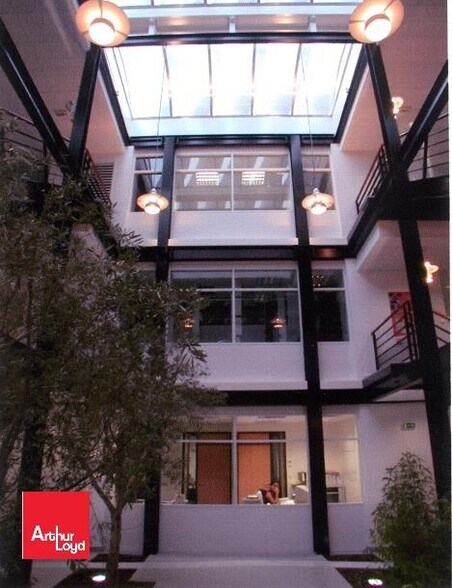 Office in Chartres for lease - Building Photo - Image 2 of 4