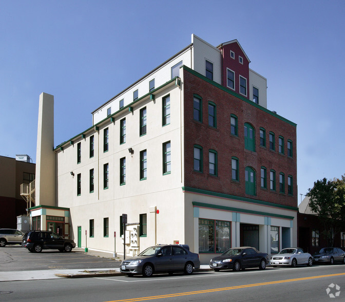 365 Eddy St, Providence, RI à vendre - Photo du bâtiment - Image 1 de 1