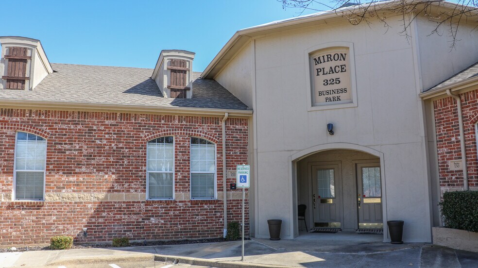 325 Miron Dr, Southlake, TX à louer - Photo du bâtiment - Image 2 de 11