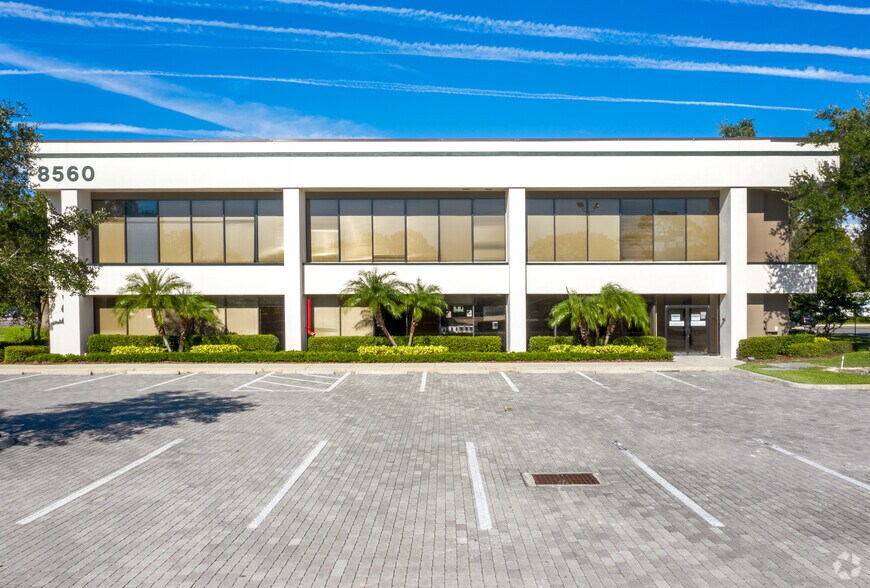 8560 Ulmerton Rd, Largo, FL à louer - Photo du bâtiment - Image 3 de 4