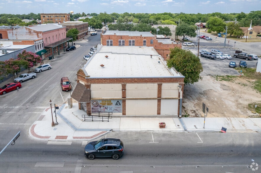 200 E Court St, Seguin, TX for sale - Building Photo - Image 3 of 33