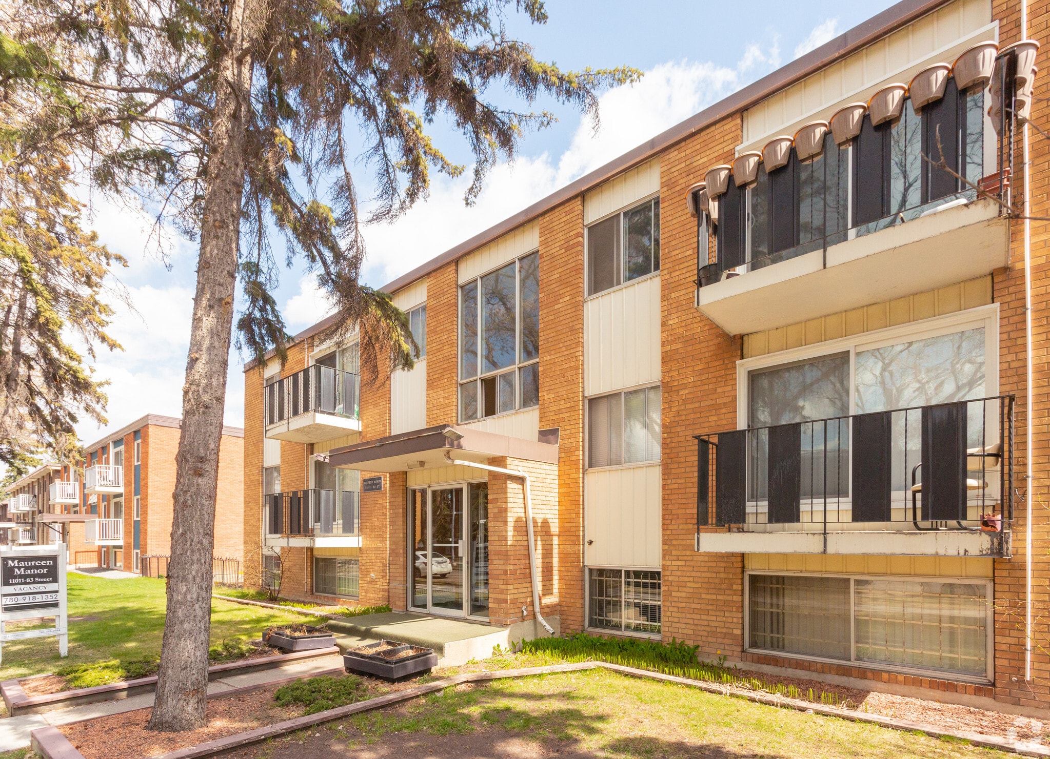 11011 83rd St NW, Edmonton, AB for sale Primary Photo- Image 1 of 1