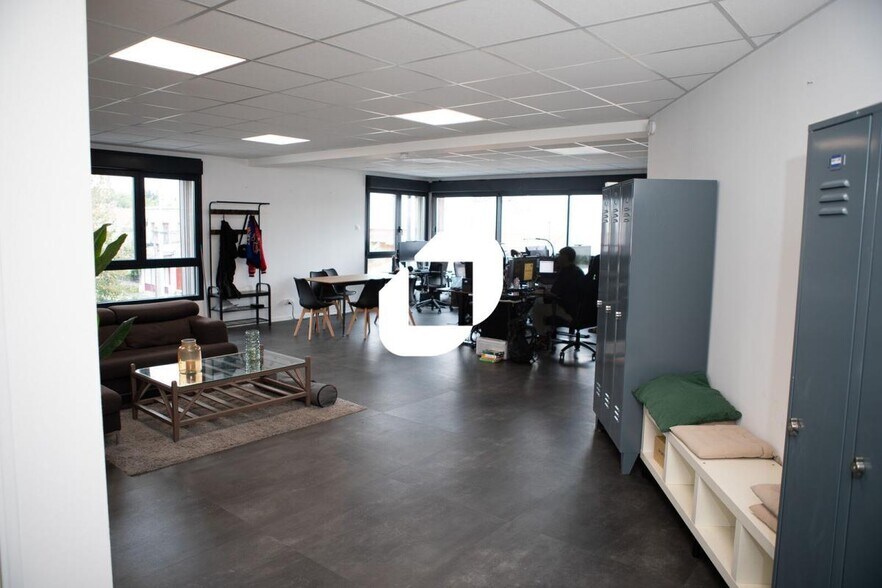 Office in Bagnolet for lease - Building Photo - Image 2 of 10