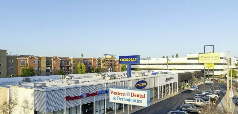 21721-21729 Vanowen St, Canoga Park, CA for lease - Building Photo - Image 2 of 10