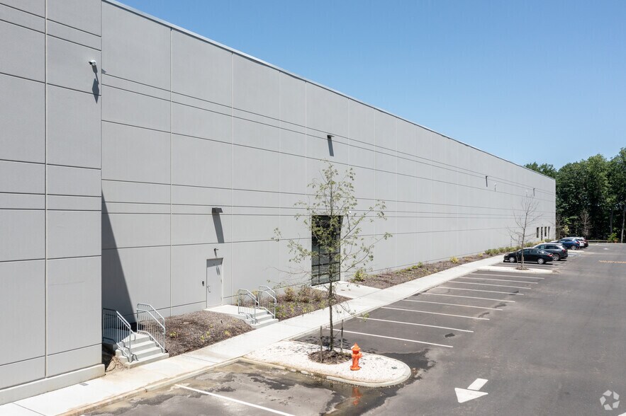 5030 Shafto Rd, Tinton Falls, NJ à louer - Photo du bâtiment - Image 2 de 5