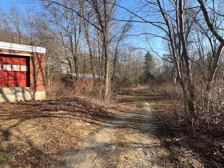 10 Spielman Hwy, Burlington, CT à vendre - Photo du bâtiment - Image 2 de 4