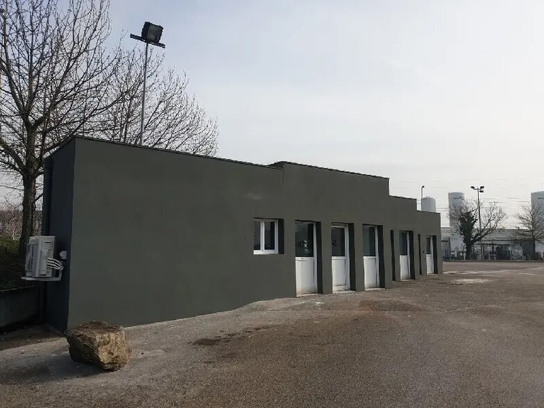 Flex in Saint-Quentin-Fallavier for lease - Building Photo - Image 1 of 3