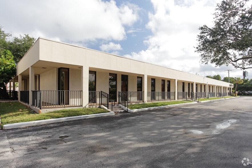 2700-2750 N 29th Ave, Hollywood, FL à louer - Photo du bâtiment - Image 3 de 6