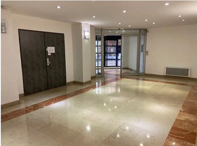 Bureau dans Clichy à louer - Photo du bâtiment - Image 2 de 8