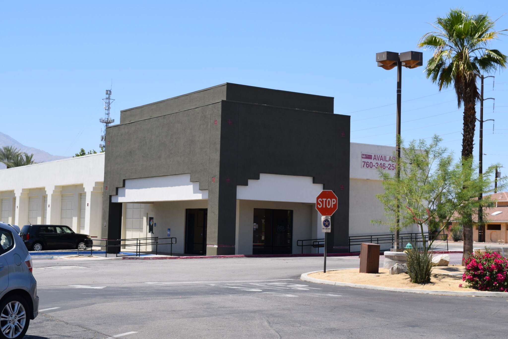 34081 Date Palm Dr, Cathedral City, CA à louer Photo principale- Image 1 de 3