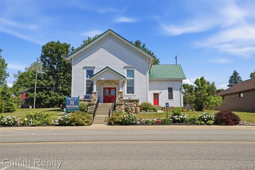 131 E Main St, Vernon, MI for sale - Primary Photo - Image 1 of 49