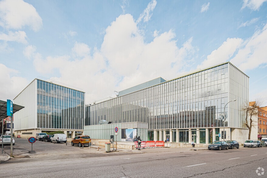 Calle de Julián Camarillo, 21, Madrid, Madrid for lease - Building Photo - Image 1 of 2