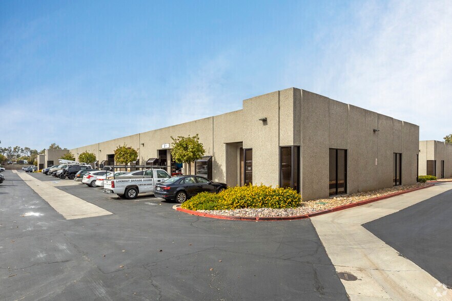 7940 Silverton Ave, San Diego, CA à louer - Photo du bâtiment - Image 2 de 9