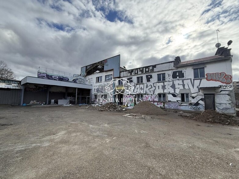 Flex in Décines-Charpieu for lease - Building Photo - Image 2 of 11