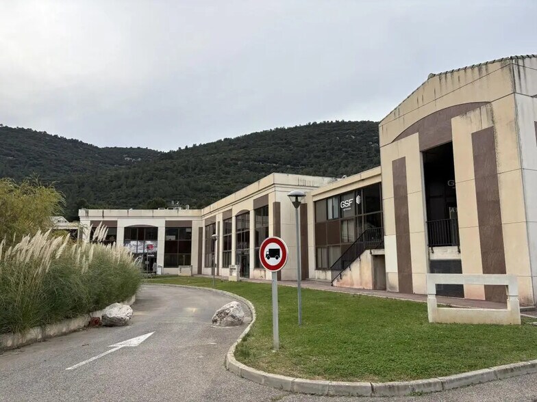 Bureau dans Gémenos à louer - Photo du bâtiment - Image 3 de 36