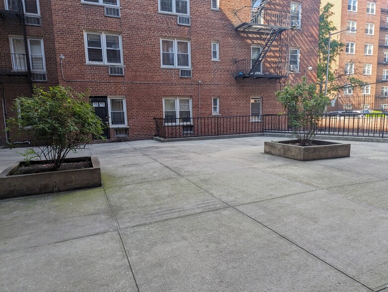 79-11 41st Ave, Elmhurst, NY for lease - Building Photo - Image 2 of 4