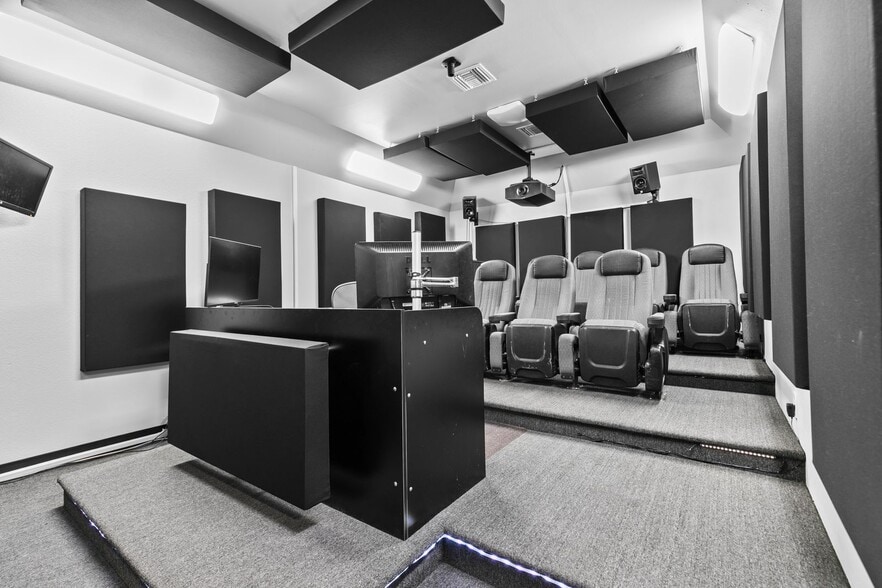 2725 W Burbank Blvd, Burbank, CA for lease - Interior Photo - Image 2 of 10