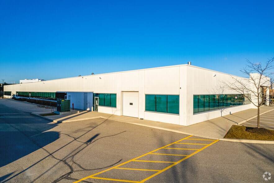 2515 Meadowpine Blvd, Mississauga, ON à louer - Photo du bâtiment - Image 2 de 4