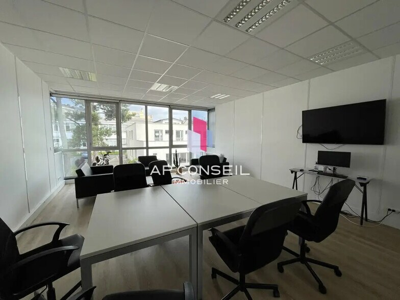 Office in Versailles for lease - Building Photo - Image 3 of 9