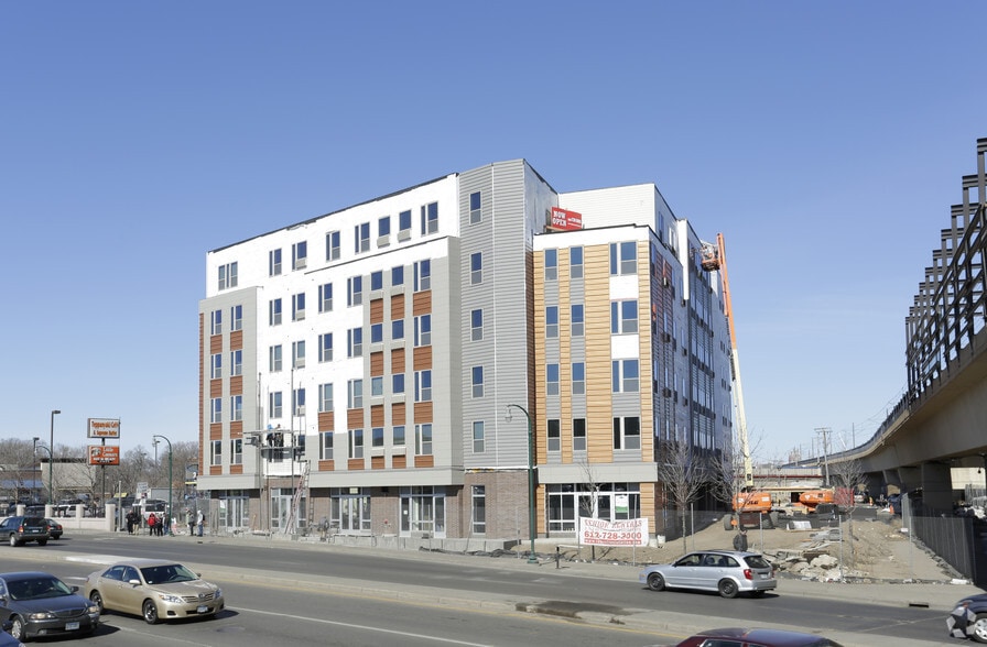 2220 E Lake St, Minneapolis, MN for lease - Building Photo - Image 2 of 25