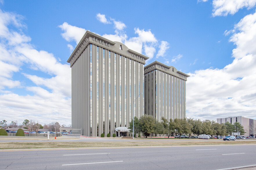 2601 NW Expressway, Oklahoma City, OK à louer - Photo du bâtiment - Image 1 de 4