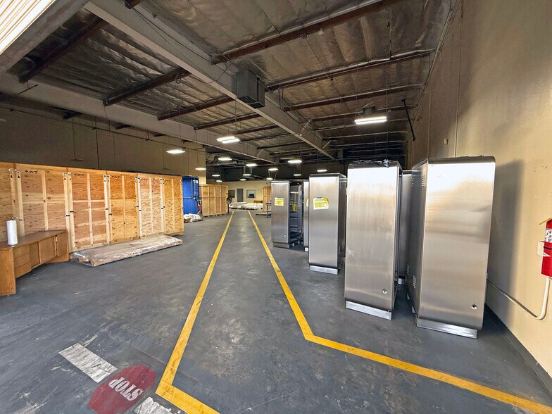 28258 Avenue Stanford, Valencia, CA à vendre - Photo du bâtiment - Image 3 de 18