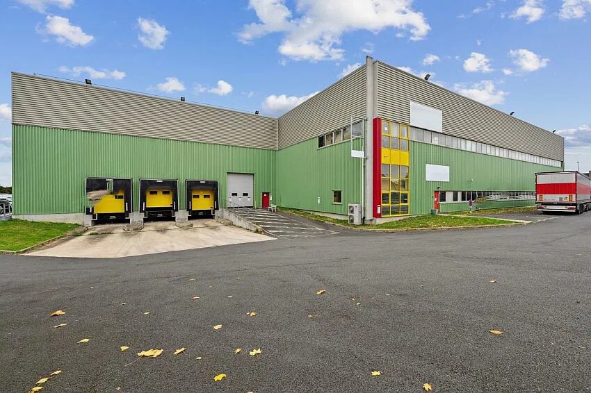 Industrial in Stains for lease Building Photo- Image 1 of 13