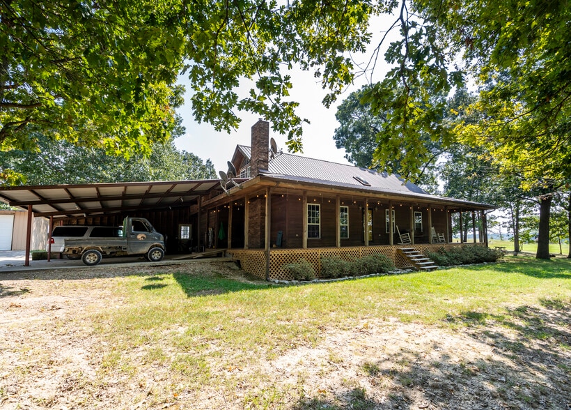 11052 Bredehoeft Rd, Gentry, AR for sale - Primary Photo - Image 1 of 54