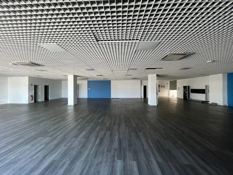 Retail in La Garde for lease Interior Photo- Image 1 of 8