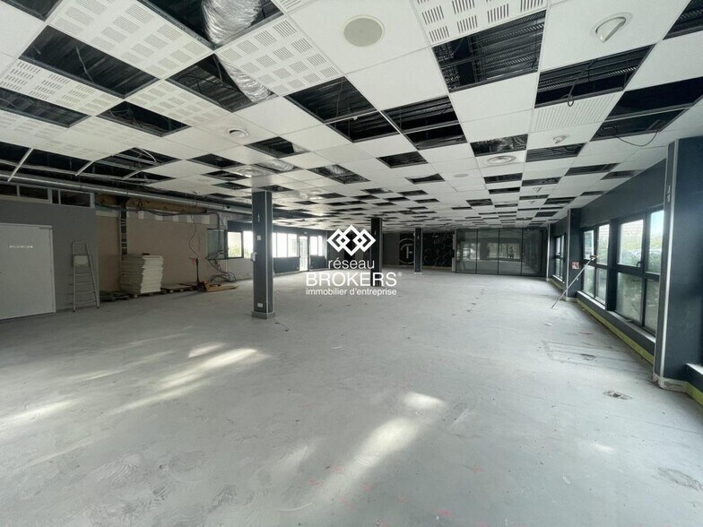 Retail in Éguilles for lease - Interior Photo - Image 2 of 4