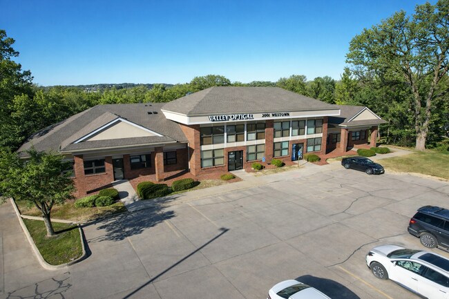 Plus de détails pour 2001 Westown Pky, West Des Moines, IA - Bureau à vendre