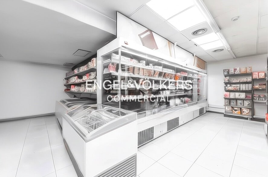 Multifamily in Barcelona, Barcelona for sale - Interior Photo - Image 2 of 3
