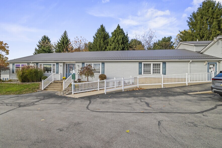 409 E Jamestown Rd, Greenville, PA à vendre - Photo du bâtiment - Image 2 de 46