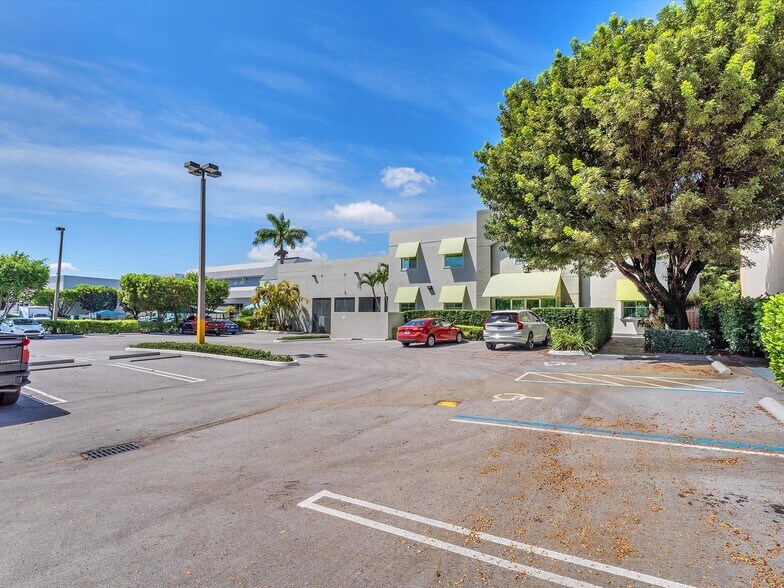 8299 NW 30th Ter, Doral, FL à louer - Photo du bâtiment - Image 2 de 38
