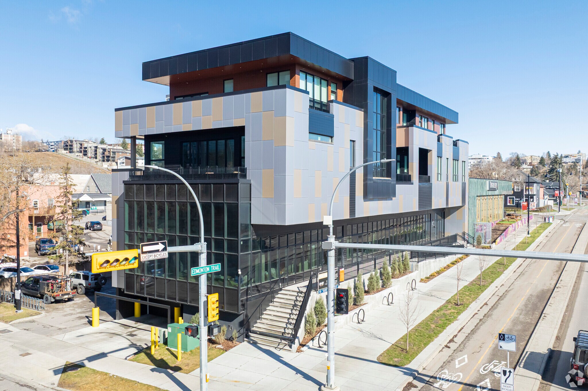 65 Edmonton Trl NE, Calgary, AB à vendre Photo principale- Image 1 de 1