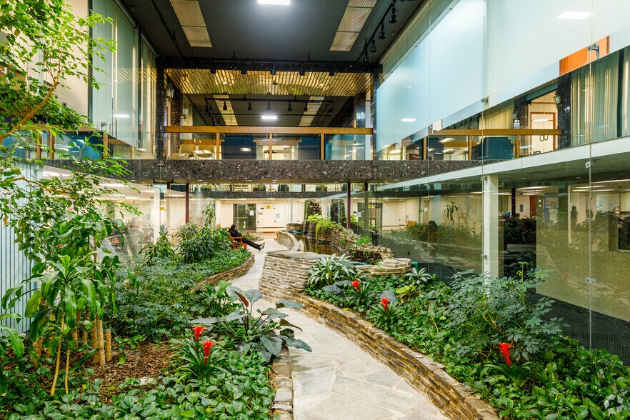 26400 W 12 Mile Rd, Southfield, MI à louer - Hall d’entrée - Image 2 de 6