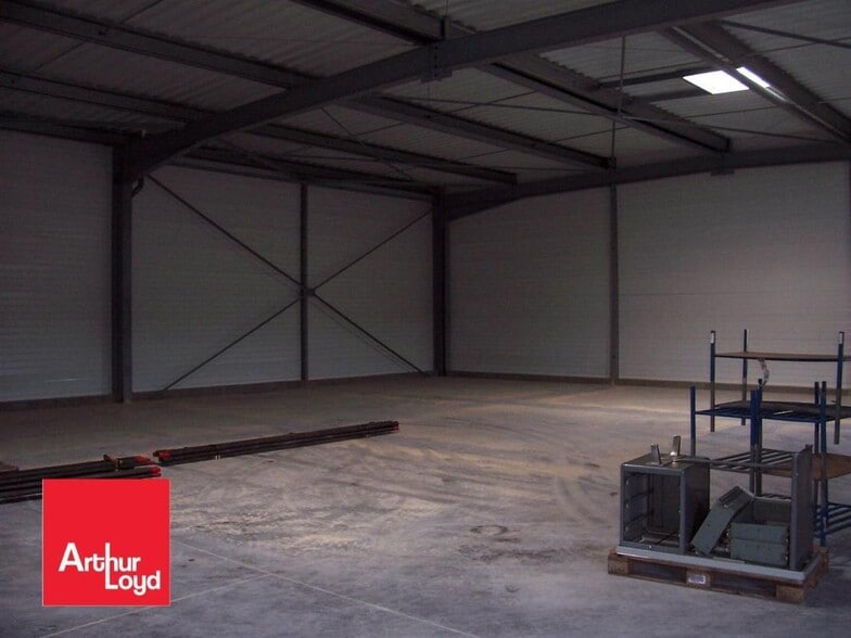 Flex in Chartres for lease - Interior Photo - Image 3 of 4