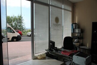 Plus de détails pour Multi-résidentiel à vendre