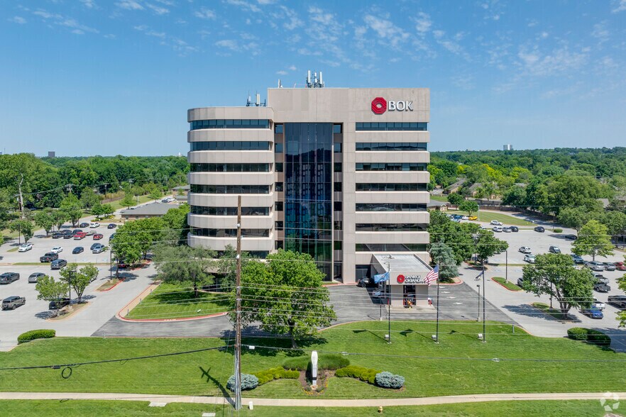 5727 S Lewis Ave, Tulsa, OK à louer - Photo du bâtiment - Image 2 de 5